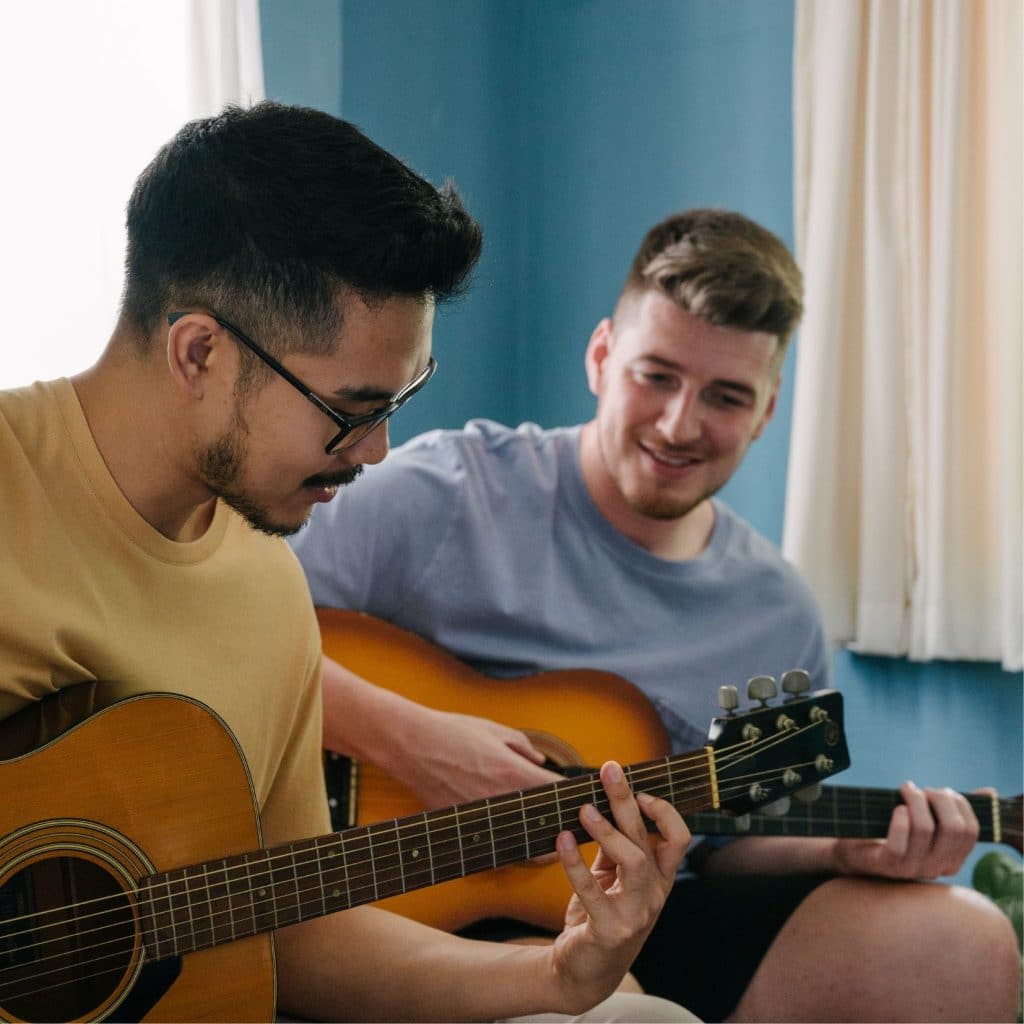 Professeur donnant un cours de guitare à Nouméa